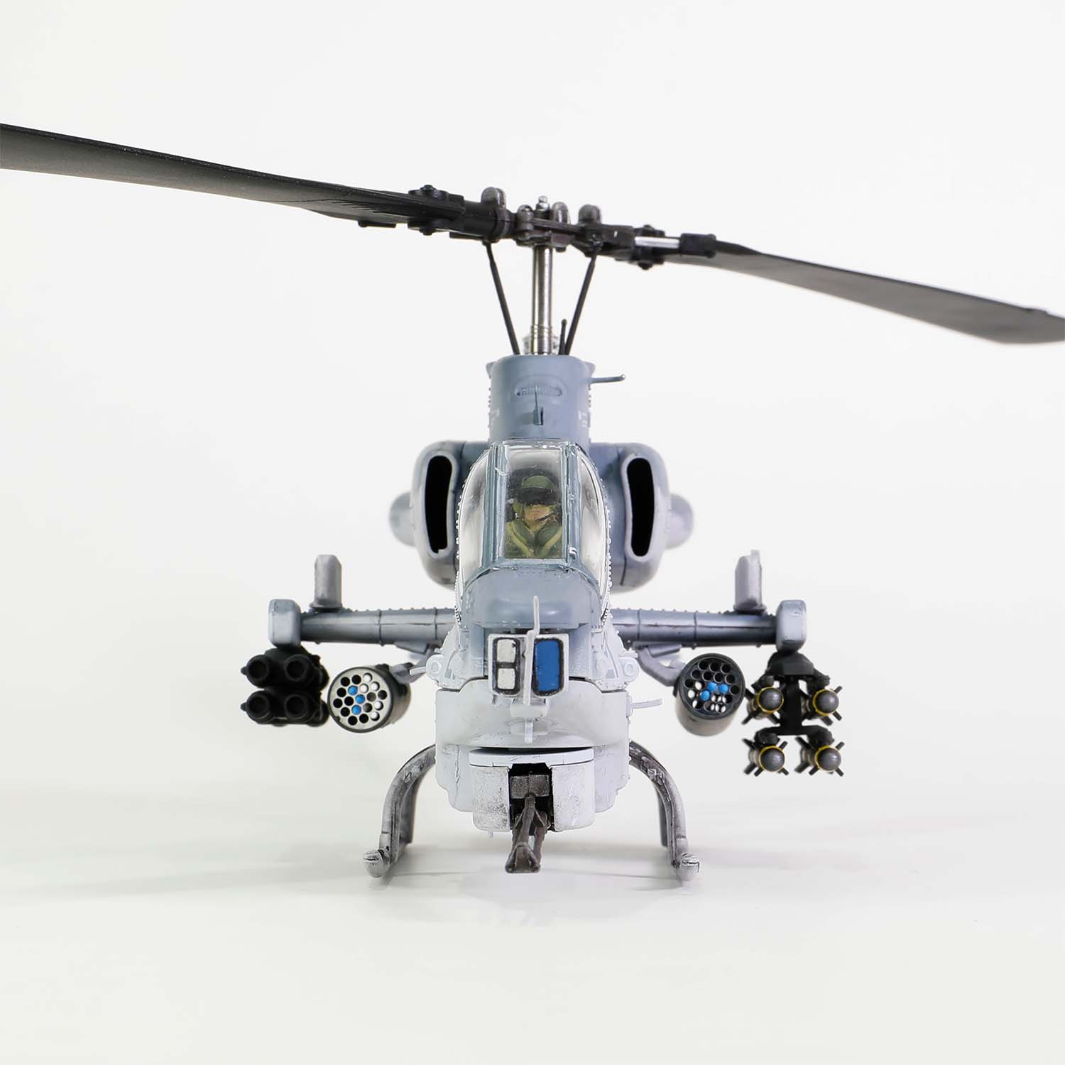 1:48 贝尔AH-1W 威士忌眼镜蛇直升机 (NTS排气喷嘴)